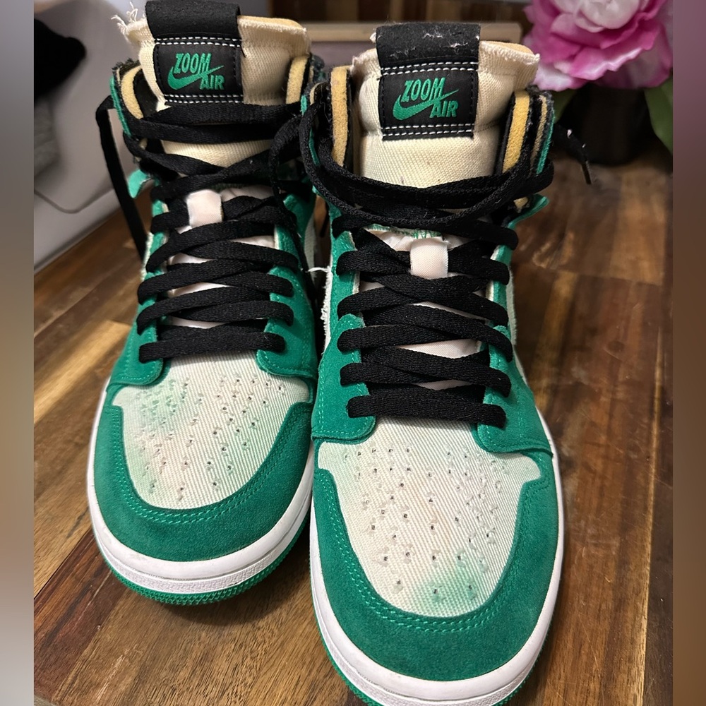 Nike Men’s Green and Black Sneakers